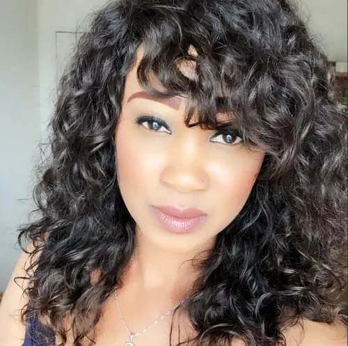 un modèle coiffé avec des cheveux bouclés