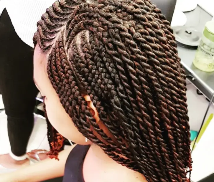 un modèle coiffé avec des tresses vanilles africaines