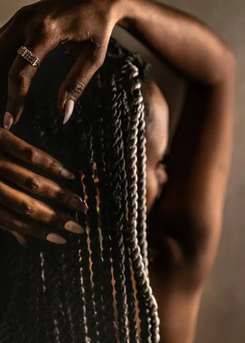 femme coiffée avec des tresses africaines embellies de mèches dorées