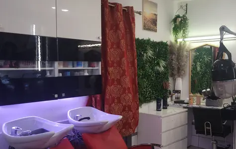 Le salon et l'ère de shampoing du salon Gnouma Coiffure